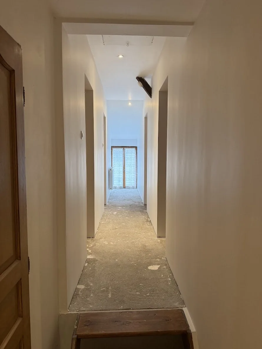Couloir rénové par SAR DECO à Jarny avec poutre apparente conservée
