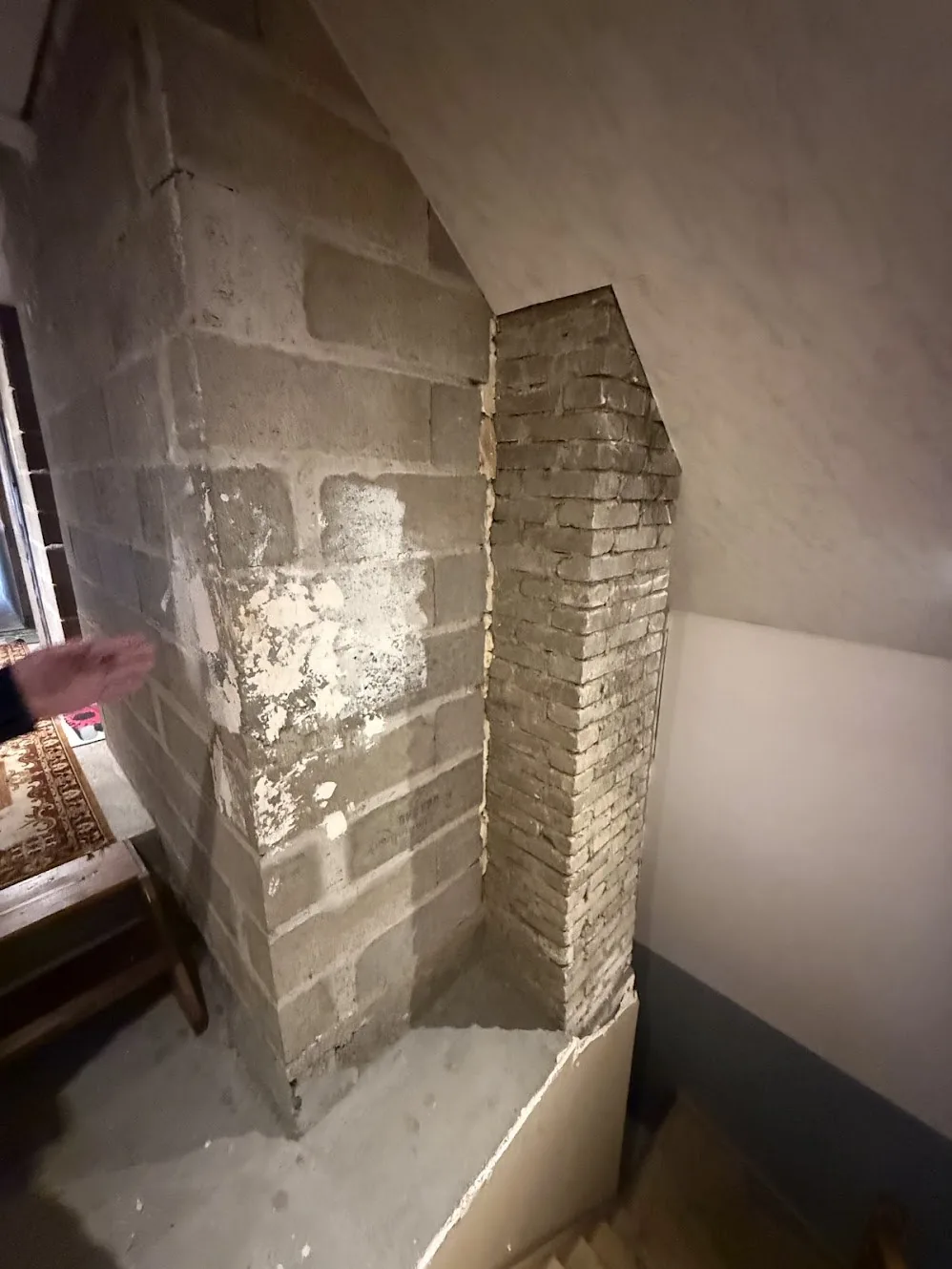 Mur en parpaings et conduit en briques avant pose de BA13 à Jarny