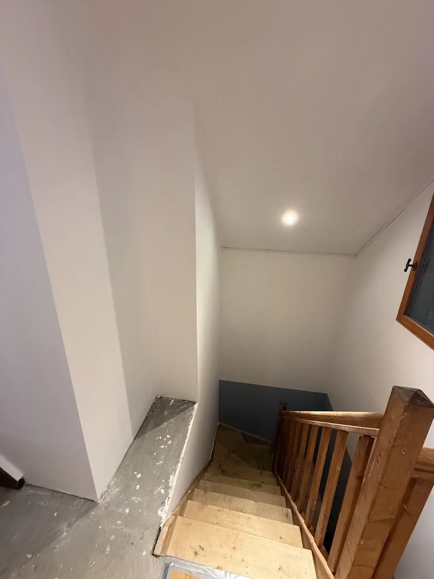 Cage d'escalier à Jarny avec mur d'accent gris-bleu, finition velours lessivable