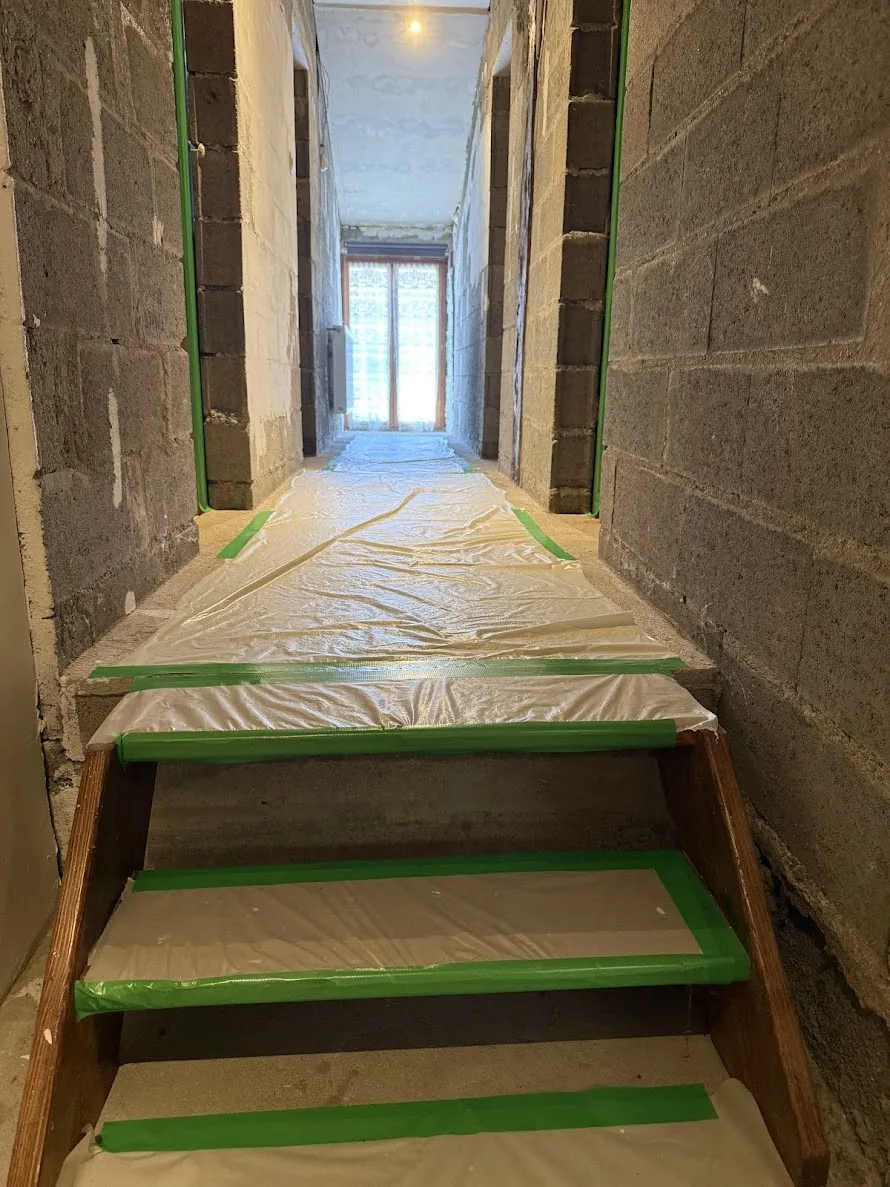 Escalier protégé par bâche et scotch chantier vert, soin professionnel SAR DECO