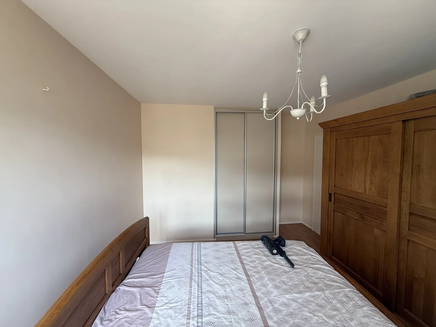 Chambre rénovée à Fameck par SAR DECO, finition velours Tollens Beige Sable