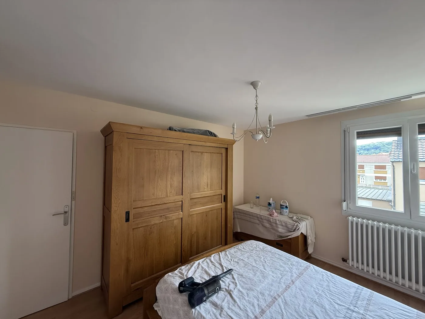 Mur de chambre fini à Fameck, peinture velours Beige Sable Tollens CH2 0147
