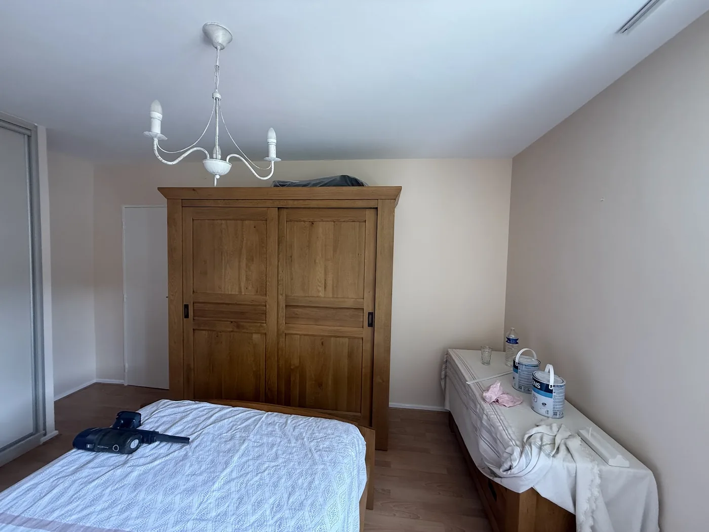 Chambre rénovée par SAR DECO à Fameck en Moselle, finition soignée peinture Tollens