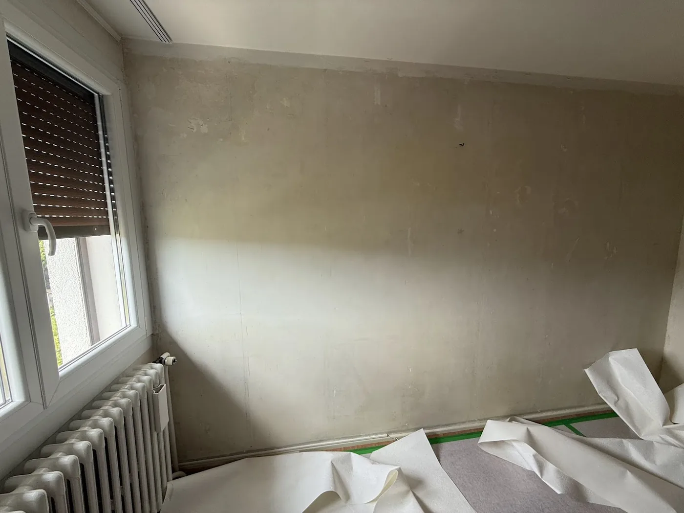 Mur dénudé avant rénovation à Fameck, ancien papier peint déposé
