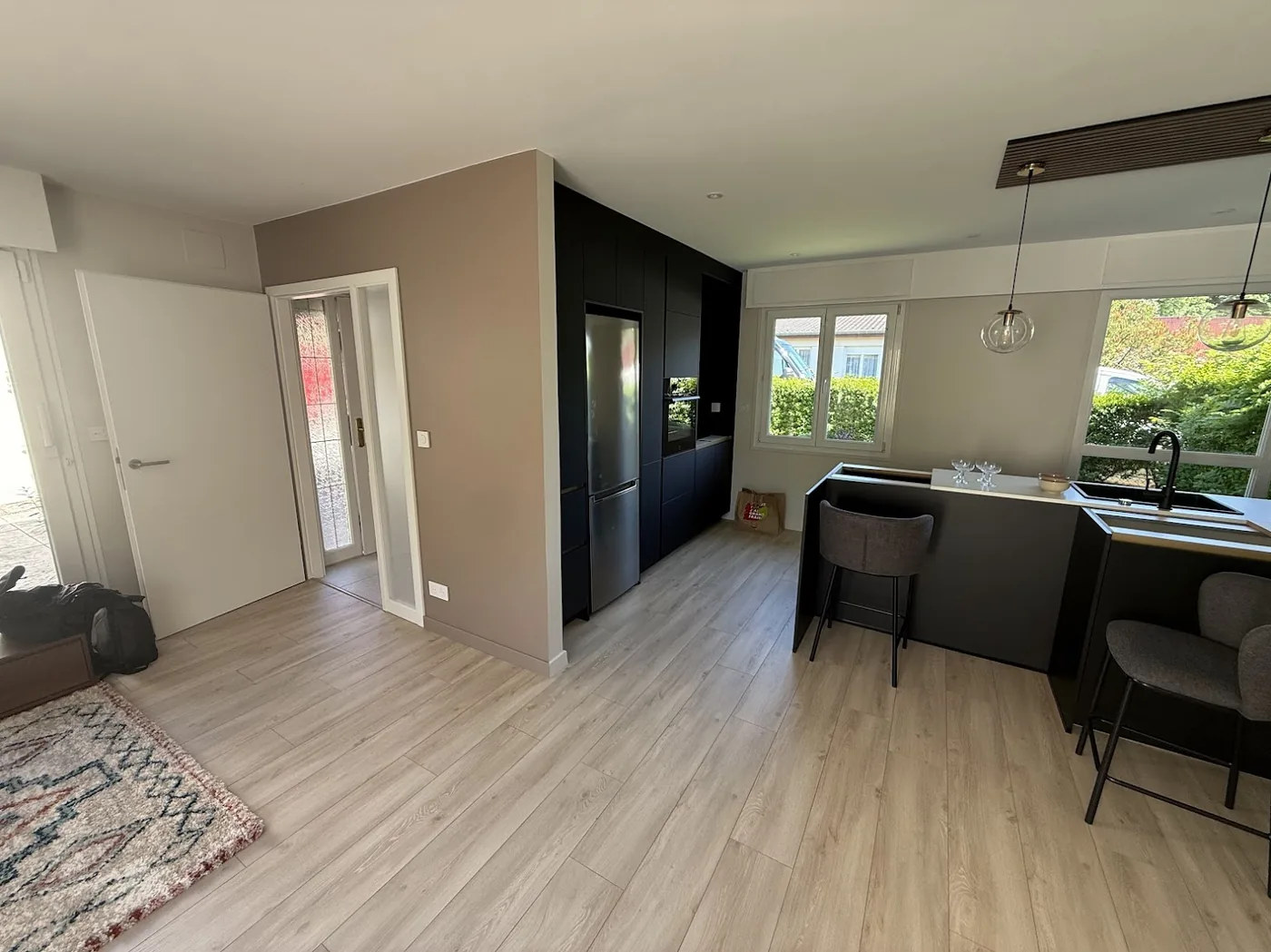 Séjour et cuisine à Thionville après rénovation : murs peints, parquet Alsafloor posé, mur d'accent